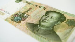 Юань уступает место, ожидая нового решения ФРС США