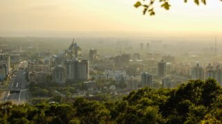 Жителям столицы и 3 городов рекомендуют сократить прогулки в воскресенье