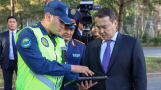 Алихан Смаилов посетил МВД и проверил внедрение видеонаблюдения «коврового покрытия»