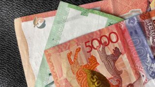 На KASE доллар в 11:00 продавался выше отметки в 463 тенге