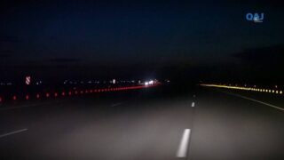 Дорожники устанавливают световозвращатели на крутых поворотах республиканских трасс