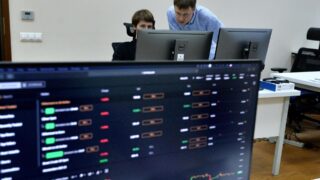 Фондовые индексы Европы в основном падают перед публикацией статистических данных