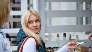 Как привлечь к ответственности продавца в магазине за грубое поведение