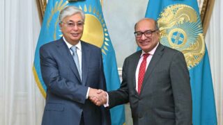 Касым-Жомарт Токаев принял в Акорде сэра Суму Чакрабарти