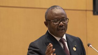 Комиссар ЭКОВАС предложил выдать президента путчистам из Нигера