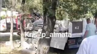 Крупное ДТП на проспекте Аль-Фараби: фура перекрыла проезжую часть и протаранила несколько авто