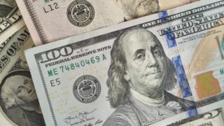 Курс доллара к евро снижается после данных о снижении спроса на продукцию США