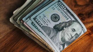 Курс доллара снижается после слабых данных о росте ВВП США и числе рабочих мест