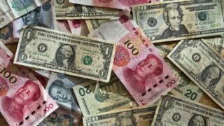 Курс юаня к доллару падает из-за неудовлетворительной статистики в Китае