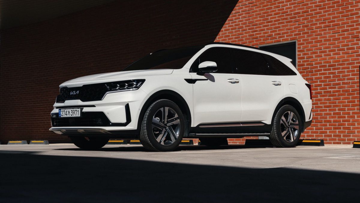 Что касается подержанных автомобилей, тут надо понимать, что всё зависит от самого автомобиля. Все видео, которые крутятся в сетях, а их снимают продавцы, естественно, они будут пропагандировать, что это - дешевле