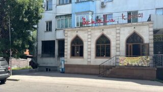 Очередной незаконный объект снесли в Алматы — присткойку к кафе «Восточка»