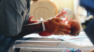 Роды и уход за новорожденными подорожали в Казахстане