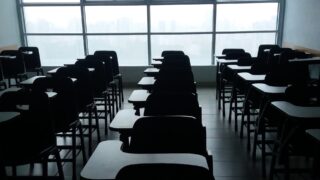 Почему в Казахстане детей в 1-й класс принимают только с апреля по август