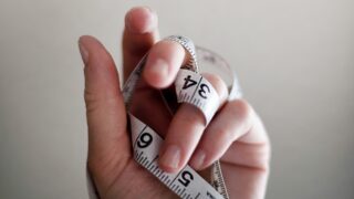 Толстеем не от еды? Эксперты назвали неочевидную причину ожирения