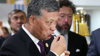 Секретарь КПК Ма Синжуй угостился казахстанским мороженым на выставке China EXPO