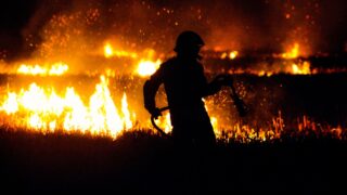 Сотрудники ДЧС не допустили переход огня со стороны России на территорию Актюбинской области