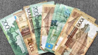 Среднемесячная зарплата в Казахстане превысила 365 тыс. тенге