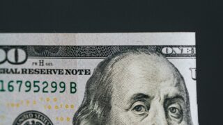 Средневзвешенный курс доллара на KASE в 17:00 составил 446,00 тенге