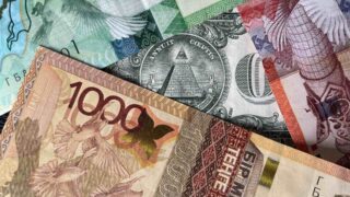 Средневзвешенный курс доллара на KASE в 17:00 составил 461,73 тенге