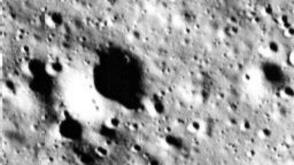 Фото: ISRO (снимок лунной поверхности, сделанный во время посадки)