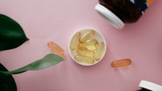 Терапевт рассказала о последствиях избытка витамина D и необходимости его анализов