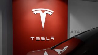 Tesla возместит ущерб, вызванный твитом Илона Маска о поглощении акций компании