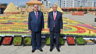 Токаев и Рахмон посетили ярмарку сельскохозяйственных и промышленных товаров Таджикистана