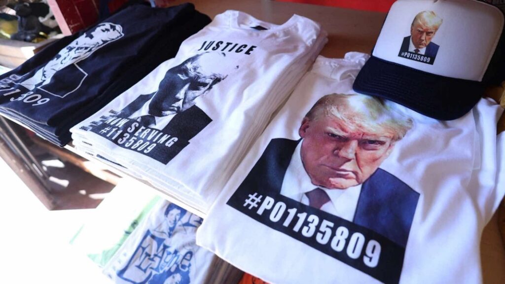 Мерч с магшотом Дональда Трампа. Фото: Mario Anzuoni / Reuters