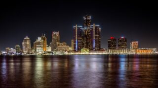 UAW подавляющим большинством голосов проголосовал за разрешение забастовки на трех автопроизводителях Детройта