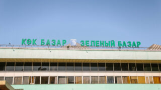 В акимате Алматы пояснили снос палаток с канцтоварами у Зеленого базара