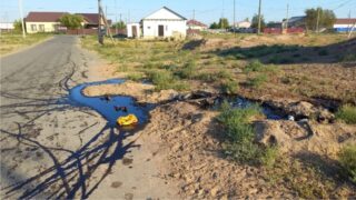 В Атырау обнаружен разлив нефтепродуктов в микрорайоне Балыкши
