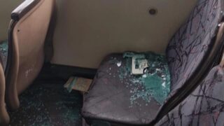 В Караганде в автобусе на мать с грудным ребенком упало боковое стекло