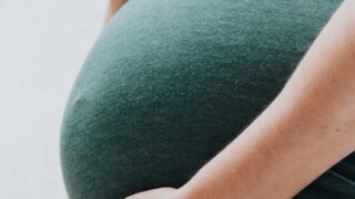 В области Абай осудили парня беременной школьницы