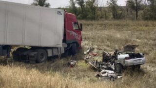 В результате столкновения с грузовиком на трассе в Актюбинской области погибли двое