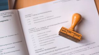 Жительница Семея столкнулась с отказом в обслуживании из-за сертификатов
