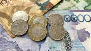 Восьмерых детей и внука заставили платить алименты своему 80-летнему отцу в Казахстане