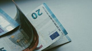 Впервые с марта 2022 года курс евро превысил отметку в 108 рублей