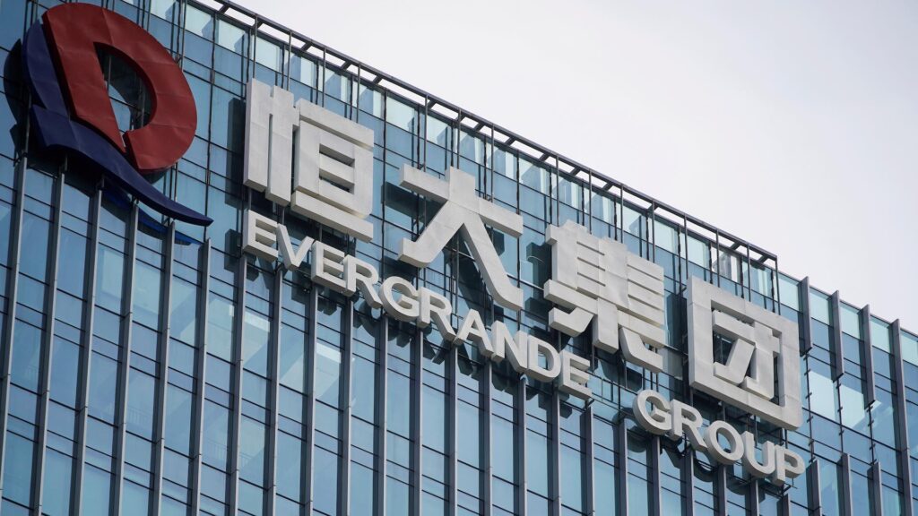 Акции китайской компании Evergrande падают второй день после просрочки выплаты по облигациям