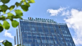 Что происходило с тенге и валютным рынком в апреле