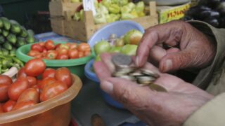 Более 49% доходов казахстанцы тратят на еду