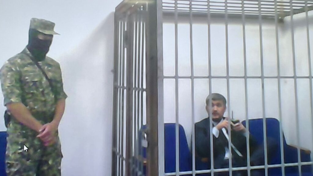 Дикий Арман сидит за решеткой в суде