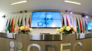 Добыча участников сделки ОПЕК+ сократилась в августе