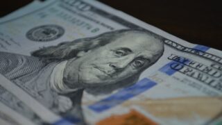 Доллар США достигает десятимесячного пика