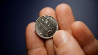 Доллар уступает позиции перед рублем и нефтью