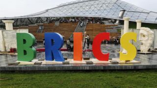 Эксперт о тенденции дедолларизации в БРИКС и по всему миру