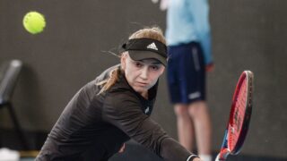 Елена Рыбакина снялась с турнира в Токио из-за предвзятости организаторов