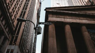 Фьючерсы на Уолл-стрит немного снижаются перед публикацией данных о потребительском спросе