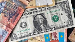 Из-за чего курс тенге ослаб к доллару в августе — ответ Нацбанка
