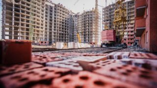 Как получить компенсацию от застройщика при задержке передачи квартиры в Казахстане