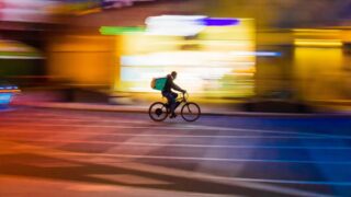 Как в Казахстане собираются защищать права работников «Яндекс.Такси», Glovo, Wolt и остальных